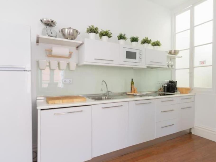 Chic Casa Cathedral At Calle Fresca 2-Bedroom Apartment In Malaga City Center المظهر الخارجي الصورة