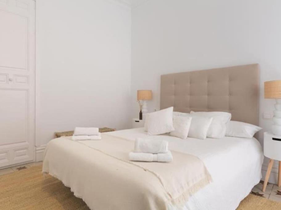 Chic Casa Cathedral At Calle Fresca 2-Bedroom Apartment In Malaga City Center المظهر الخارجي الصورة
