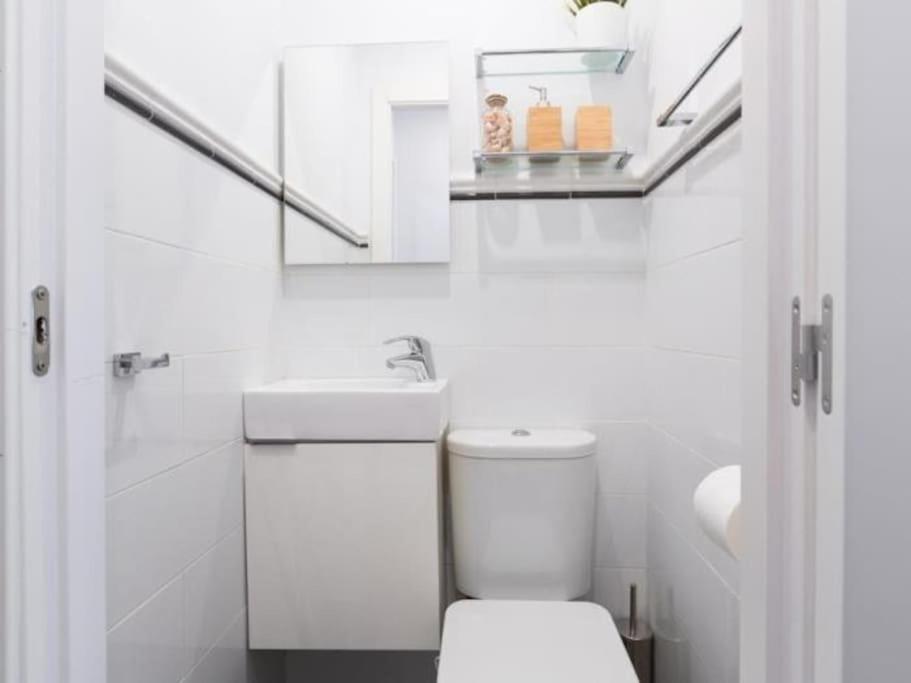 Chic Casa Cathedral At Calle Fresca 2-Bedroom Apartment In Malaga City Center المظهر الخارجي الصورة