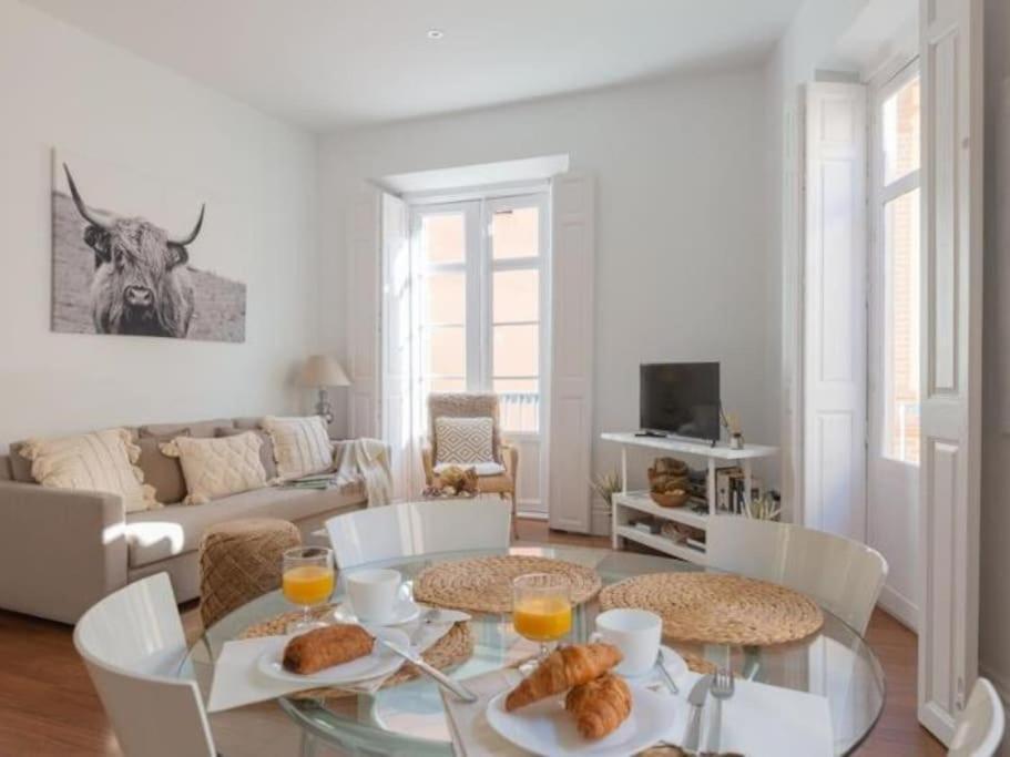 Chic Casa Cathedral At Calle Fresca 2-Bedroom Apartment In Malaga City Center المظهر الخارجي الصورة