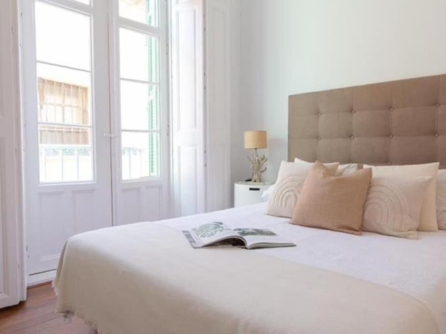 Chic Casa Cathedral At Calle Fresca 2-Bedroom Apartment In Malaga City Center المظهر الخارجي الصورة